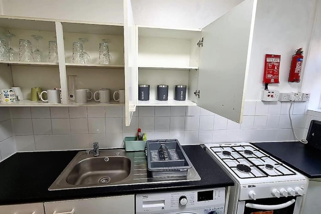 2 Bedroom Apartment In Kennington 런던 외부 사진